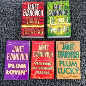 EUC Book Bundle: Stephanie Plum Series, Books 21-22/Holiday Novellas